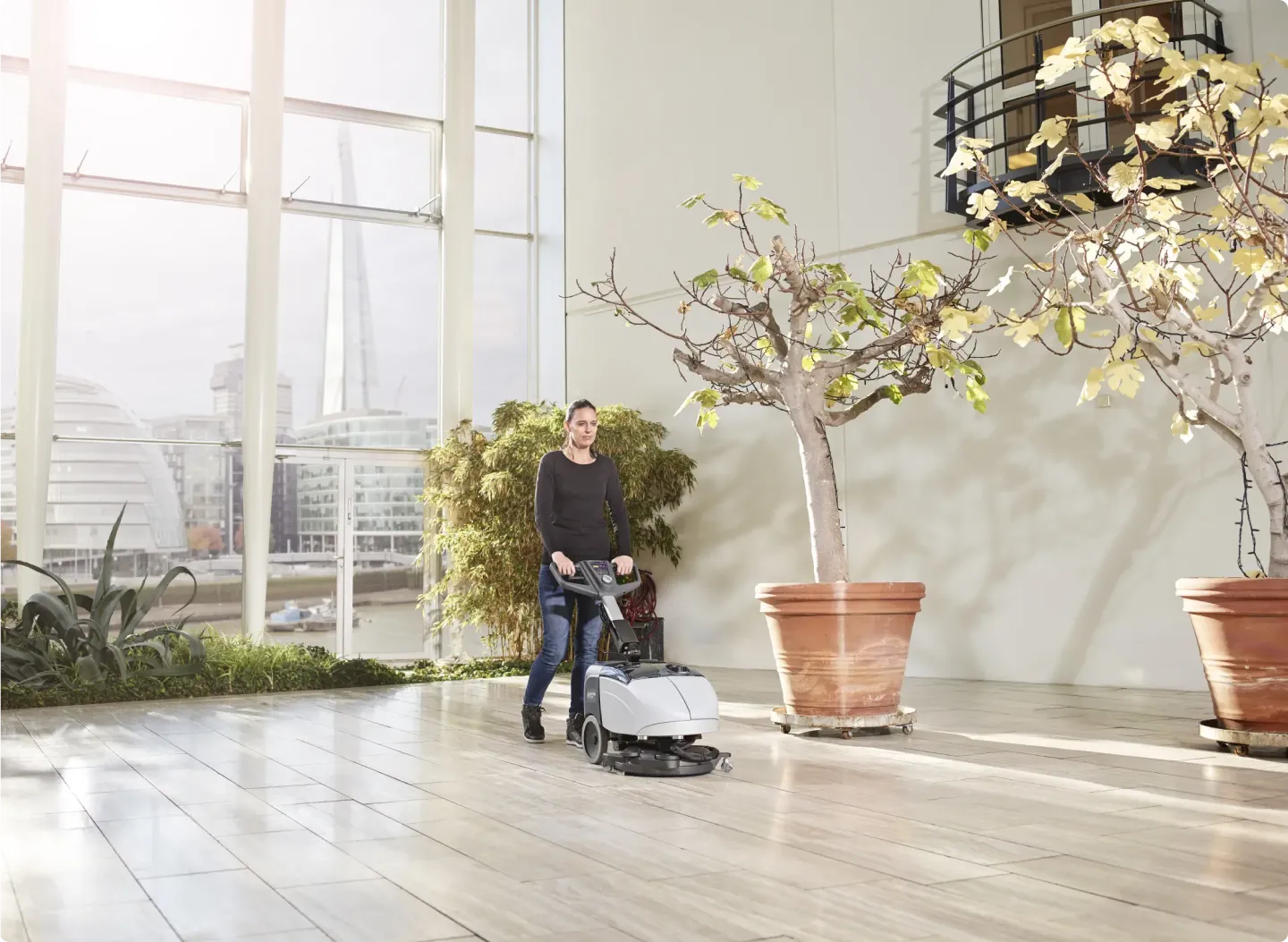 En person som bruker en profesjonell renholdsmaskin på ett gulv