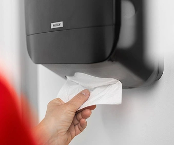 En person som bruker en håndtørkdispenser