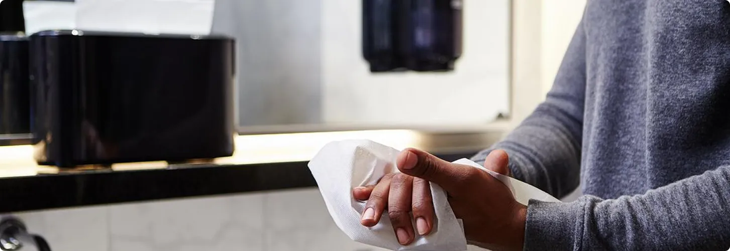 En person som tørker hendene