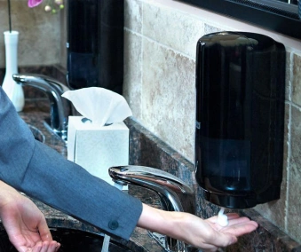 En person som bruker en såpedispenser