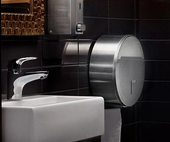 En toalettpapirdispenser på ett bad