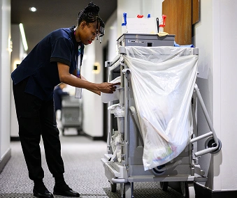 En person som bruker en rengjøringsvogn