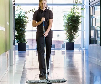 En person som bruker et moppesystem