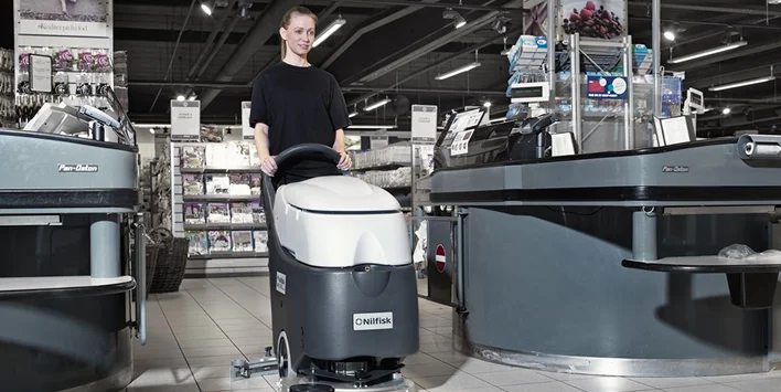 En person som bruker en renholdsmaskin i en butikk