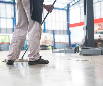 En hånd som holder en svamp og vasker en bil