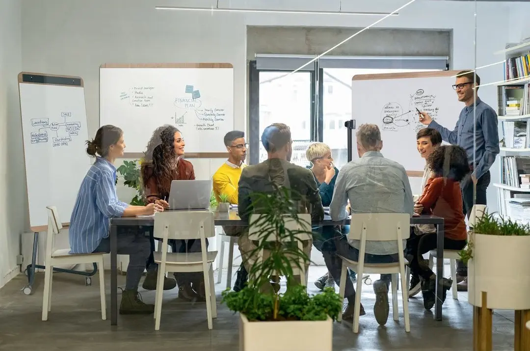 En person som bruker en whiteboardtavle i et møte