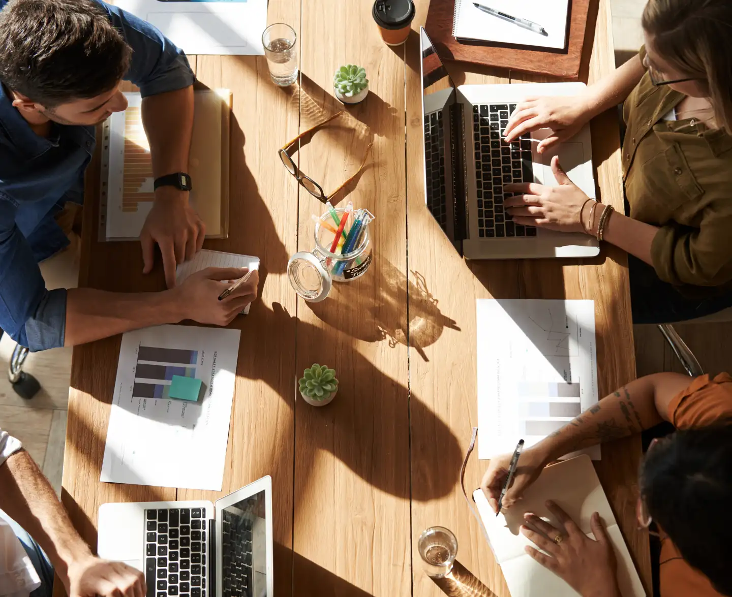 Bilde av en person som jobber ved ett bord