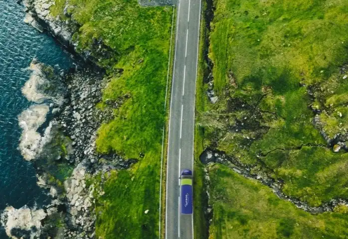 En Lyreco varebil sett ovenfra ute på vei