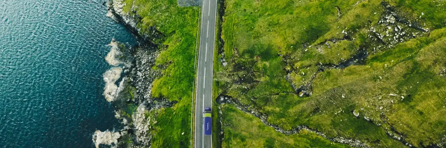 En Lyreco varebil sett ovenfra ute på vei