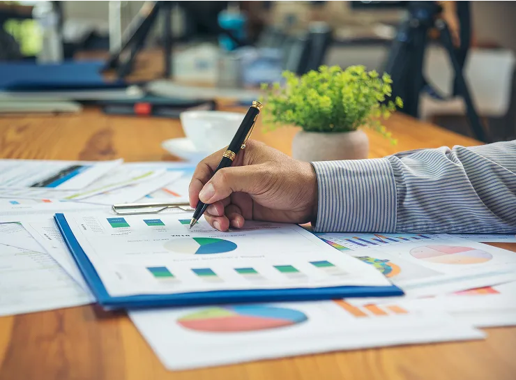 Bilde av en som jobber med grapher og diagrammer