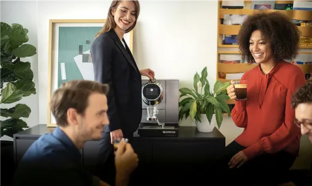 3 mennesker som deler en kaffeopplevelse på kontoret