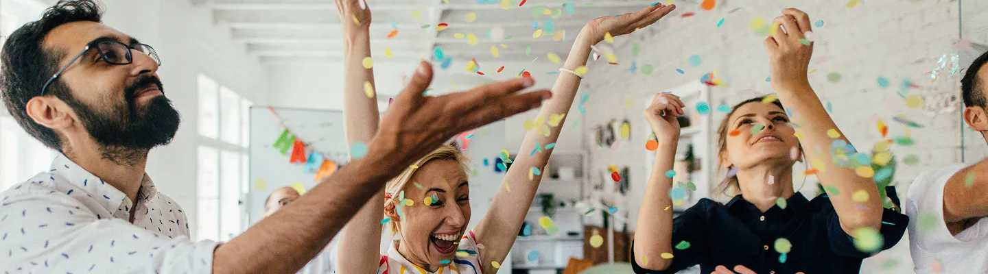 Best på fest - folk som feirer med konfetti