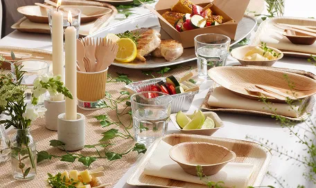 Pent dekket festbord med tallerkener og bestikk