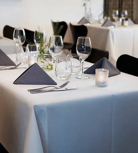 Borddekking med duk og dekorasjoner