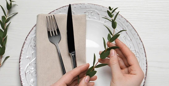 Bord med servietter og glass