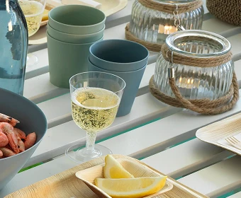 Plastglass til servering av kalde drikker