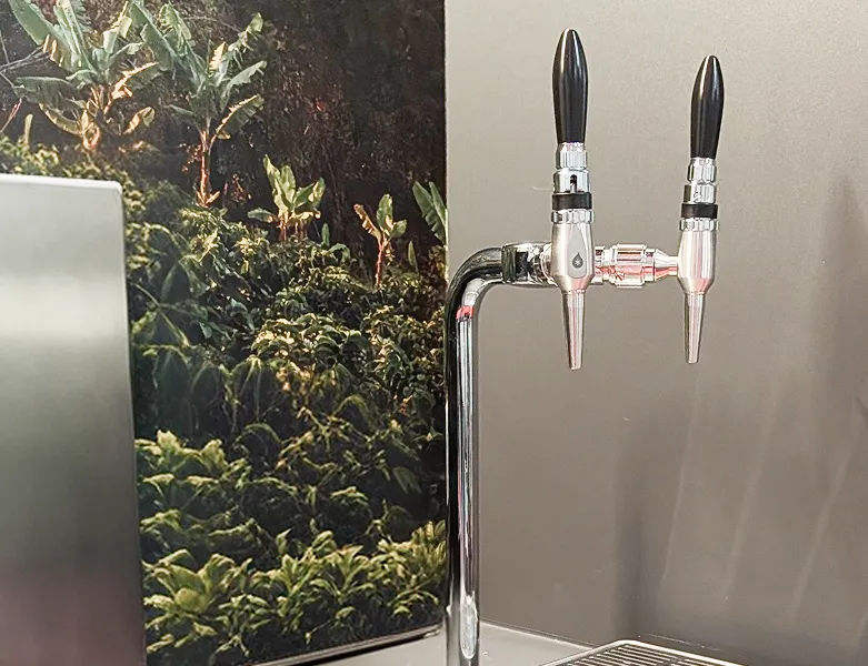 Tappeetårn med vannløsning på arbeidsplassen