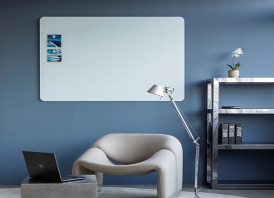 Ett pent satt opp kontor med en whiteboard på veggen