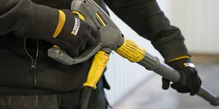 En person som jobber med hansker på