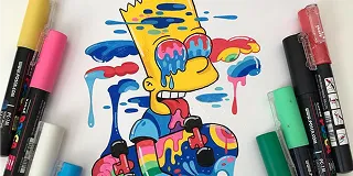 En person som tegner på ett skateboard med POSCA tusjer