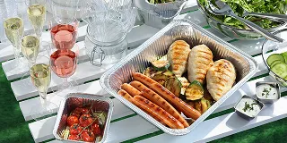 Ett pent festbord med engangsartikler i tre