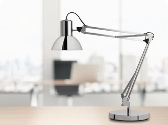 Bilde av en bordlampe i krom på ett bord