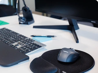 Bilde av datatilbehør (pc, skjerm, tastatur, håndleddstøtte, mus og musematte)