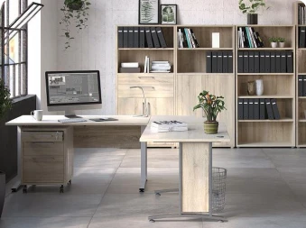 Bilde av et skrivebord med en pc på i ett kontor