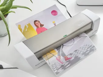 Lamineringsmaskin som laminerer ett bilde