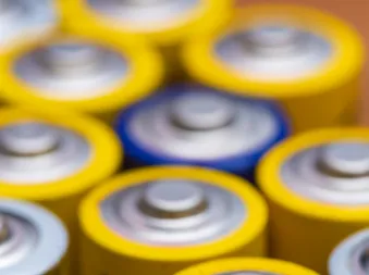 Nærbilde av toppen på batterier