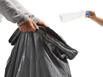 Bilde av noen som holder en avfallspose og noen som skal kaste en flaske i den