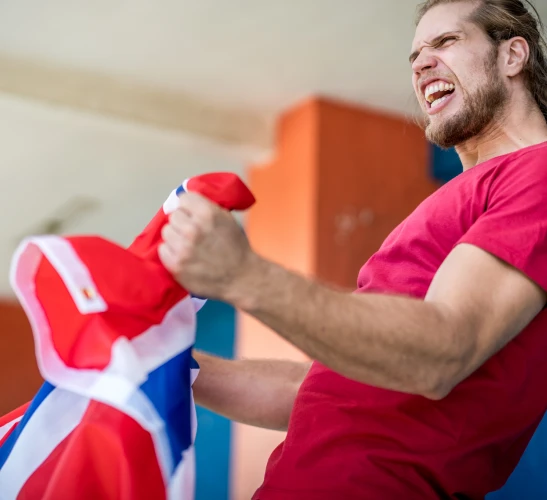 En person som jubler med norsk flagg i begge hender