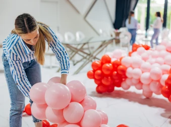 Bilde av noen som holder ballonger og dekorasjoner for en fest