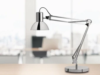 Bilde av en bordlampe på et skrivebord i ett kontor landskap