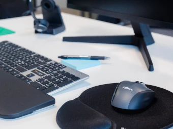 Bilde av datatilbehør som tastatur, mus og håndleddstøtte