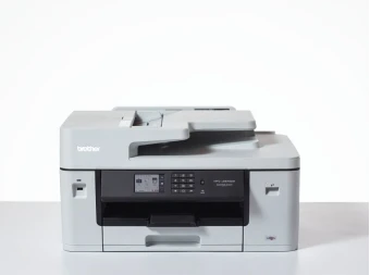 Bilde av en skriver med scanner på ett grått bord mot en hvit bakgrunn