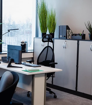 Bilde av ett genberelt kontor med stol, pc, skrivebord, skap etc