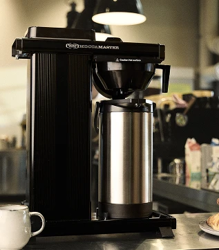 Nærbilde av en moccamaster i en kafè