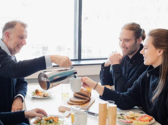 3 personer som sitter og har pause sammen