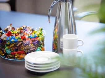 Bilde av snacks, godteri og kaffekanne