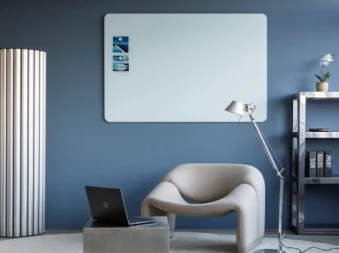 Bilde av ett kontor med whiteboardtavle på veggen
