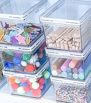 Nærbilde av oppbevaringsbokser med diverse hobbyprodukter