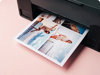 En svart printer som printer ut bilde