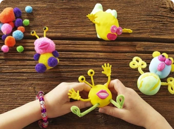 En person som bygger figurer med forskjellige hobbyartikler
