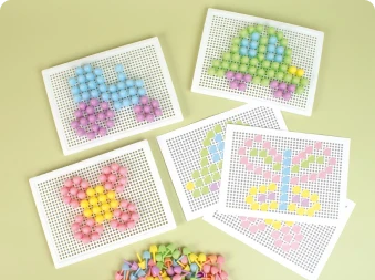 Flere brett med nubbe perler som har forskjellige figurer som sommerfugl, bil, traktor, blomst på