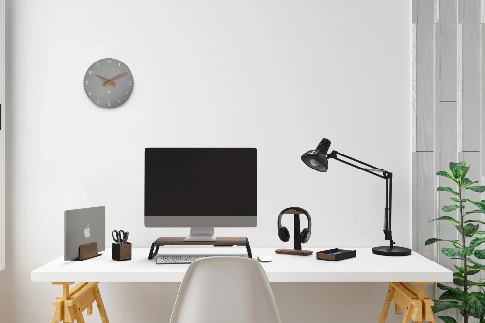 Skrivebord med Alba-rekvisita: hodetelefonholder, laptopholder og penneholder i tre