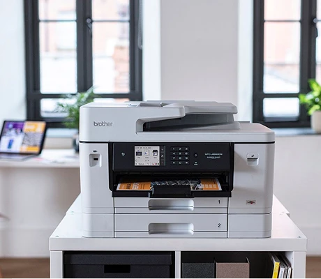 En printer i ett kontorlandskap