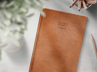En dagbok som ligger på ett bord med teksten '2027 Dagbok'