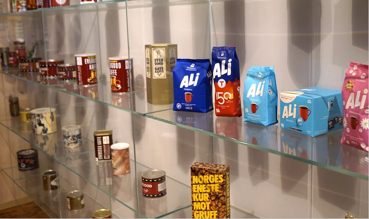 Bildet av mange forskjellige kaffe poser/bokser hos Joh Johannson