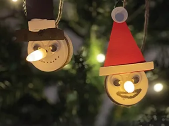 Hjemmelaget julepynt som henger på ett juletre